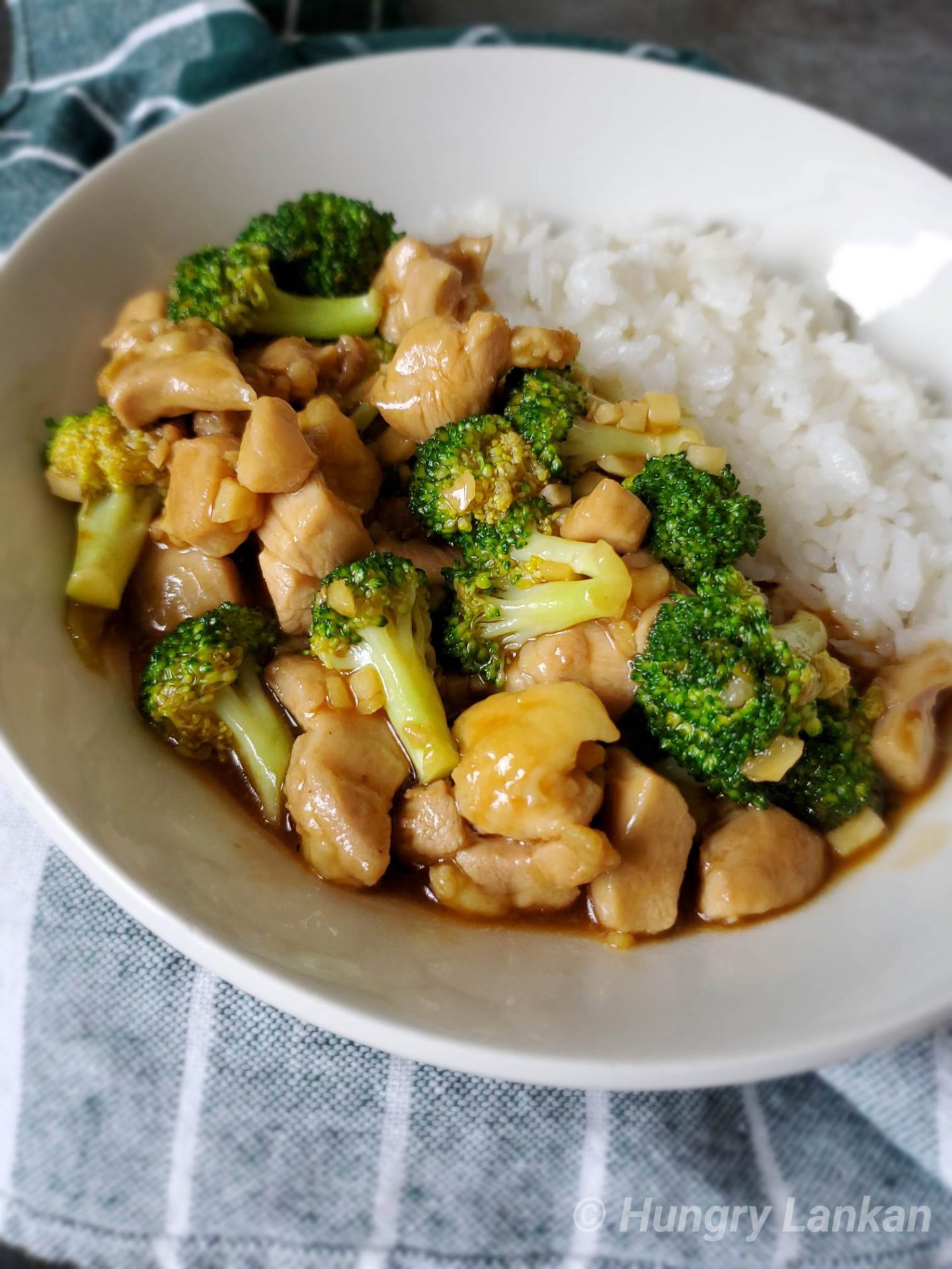 Chinese chicken and broccoli in brown sauce - Hungry Lankan