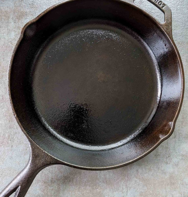 Seasoning a cast iron skillet : step by step guide