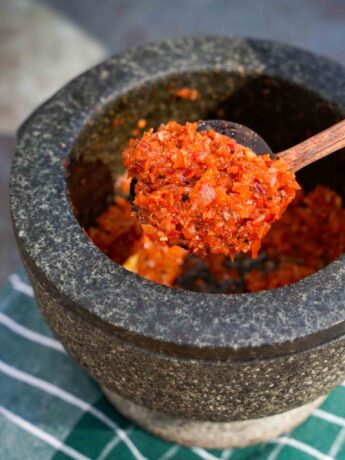 Sri Lankan Lunu Miris / chili condiment recipe