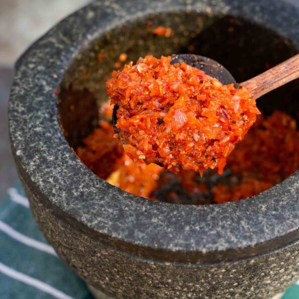 Sri Lankan Lunu Miris / chili condiment recipe